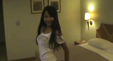 sex anh trai chịch em gái Coquette trải sex vung trom dài trên vòi nước và được kiêm.